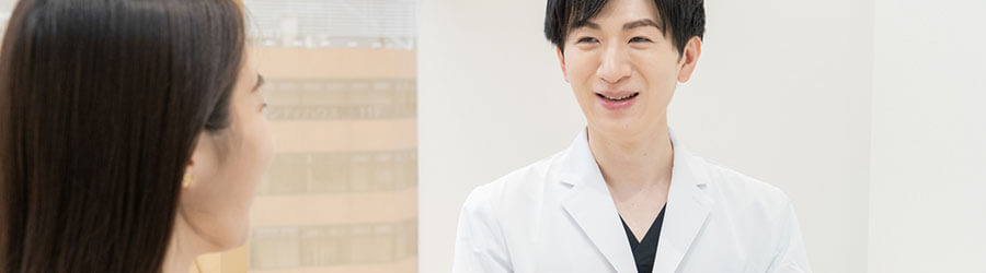 皮膚科医師の診察風景